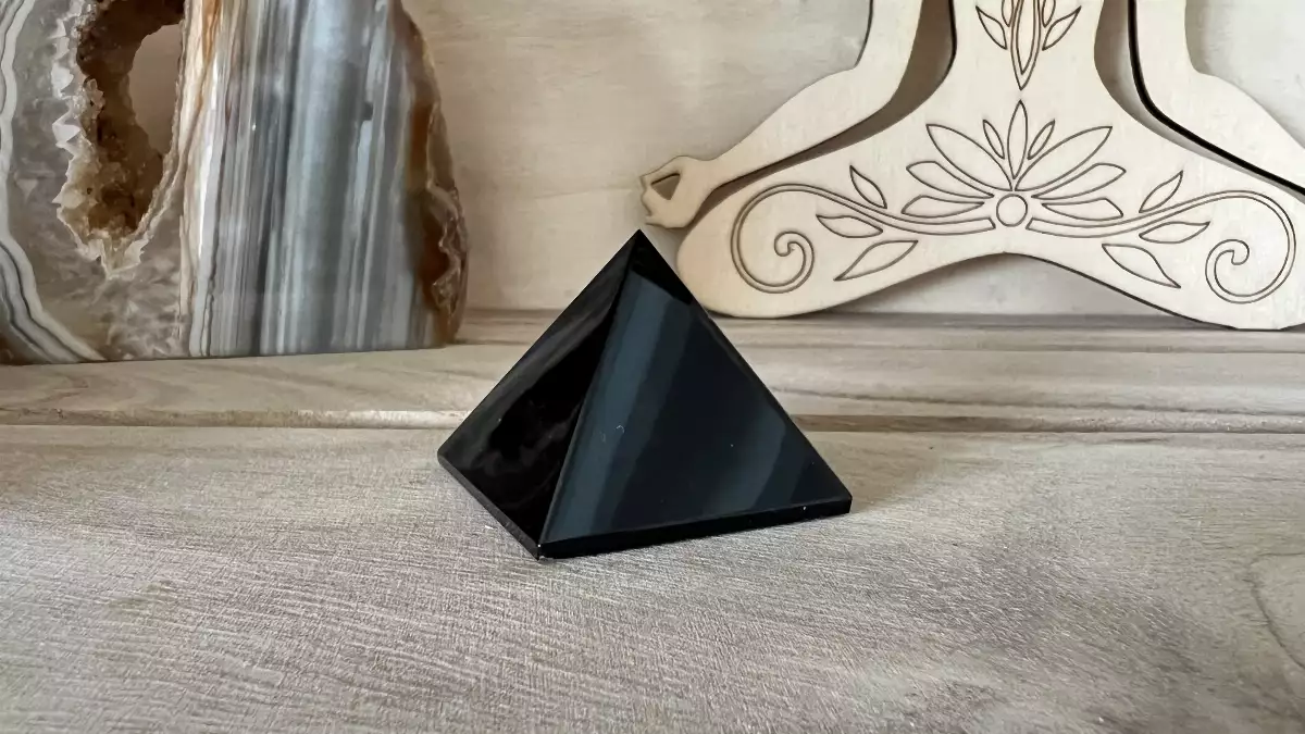 Pyramide en obsidienne