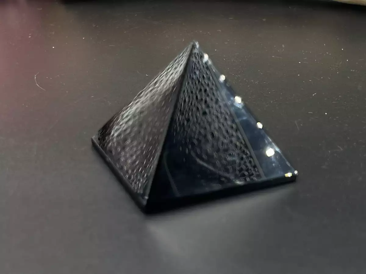 Pyramide en obsidienne