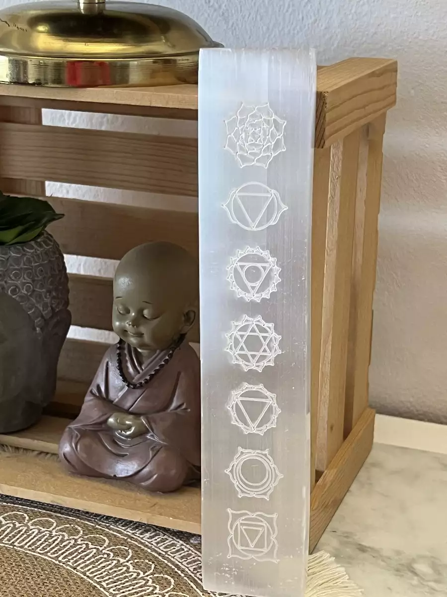 Plaquette en Sélénite Gravée des 7 Chakras