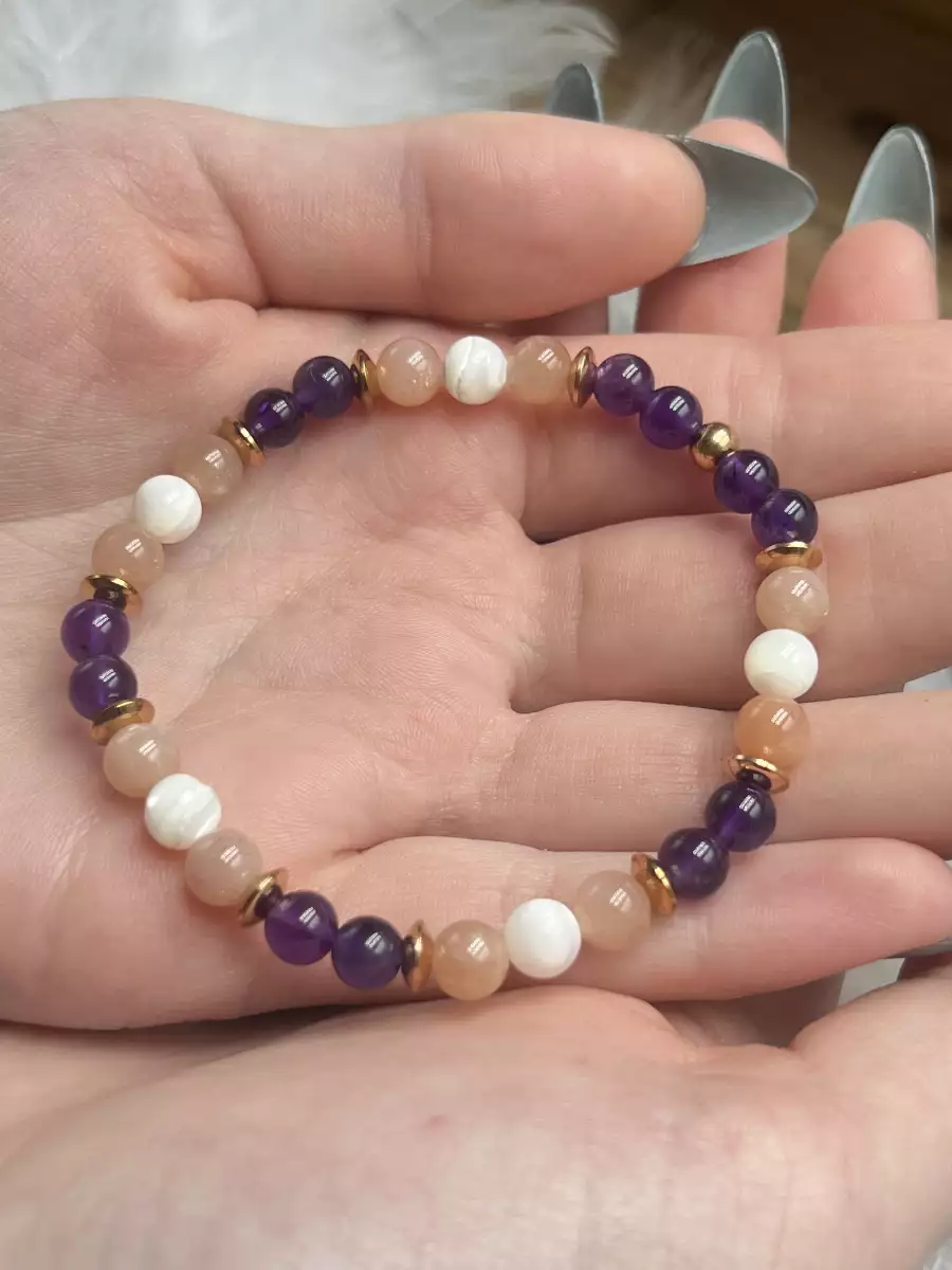 Bracelet en Améthyste, Nacre et Pierre de Soleil