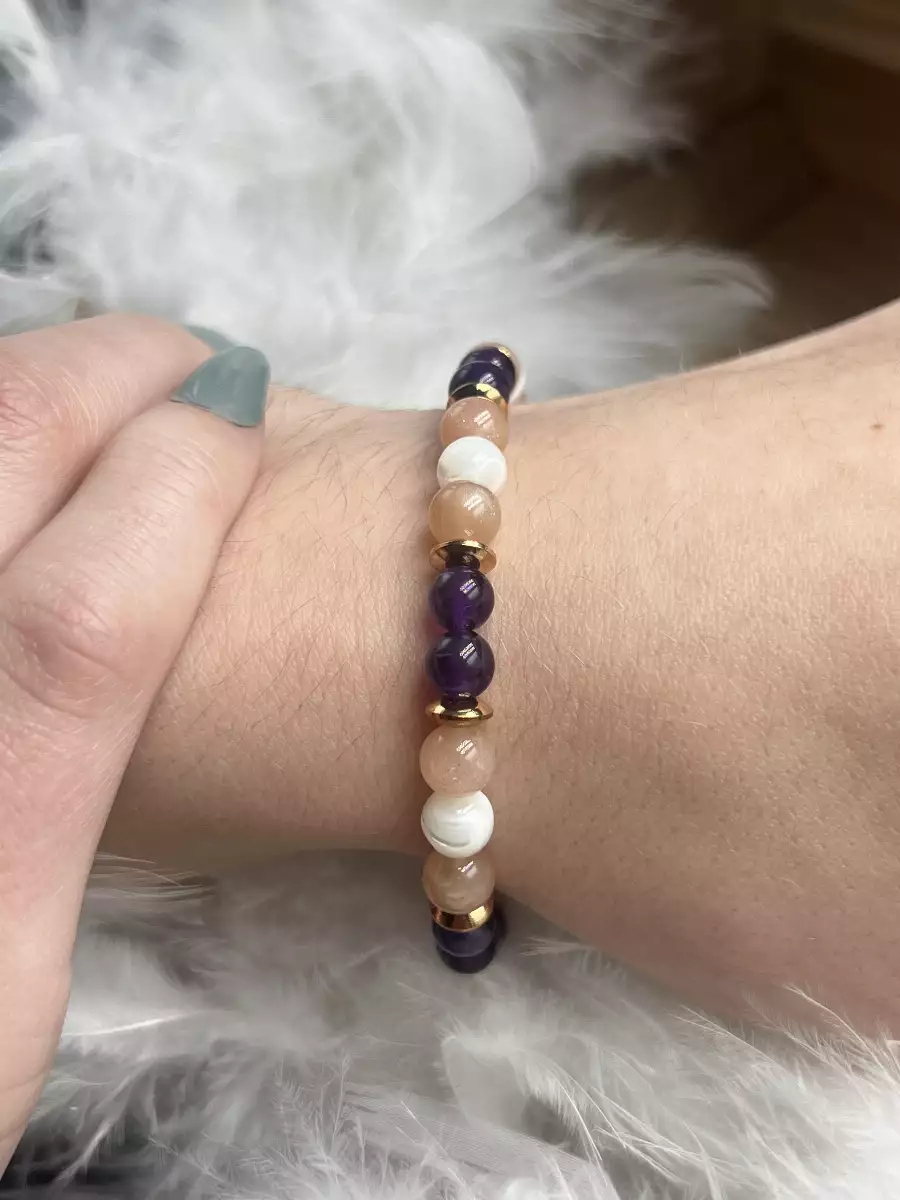 Bracelet en Améthyste, Nacre et Pierre de Soleil