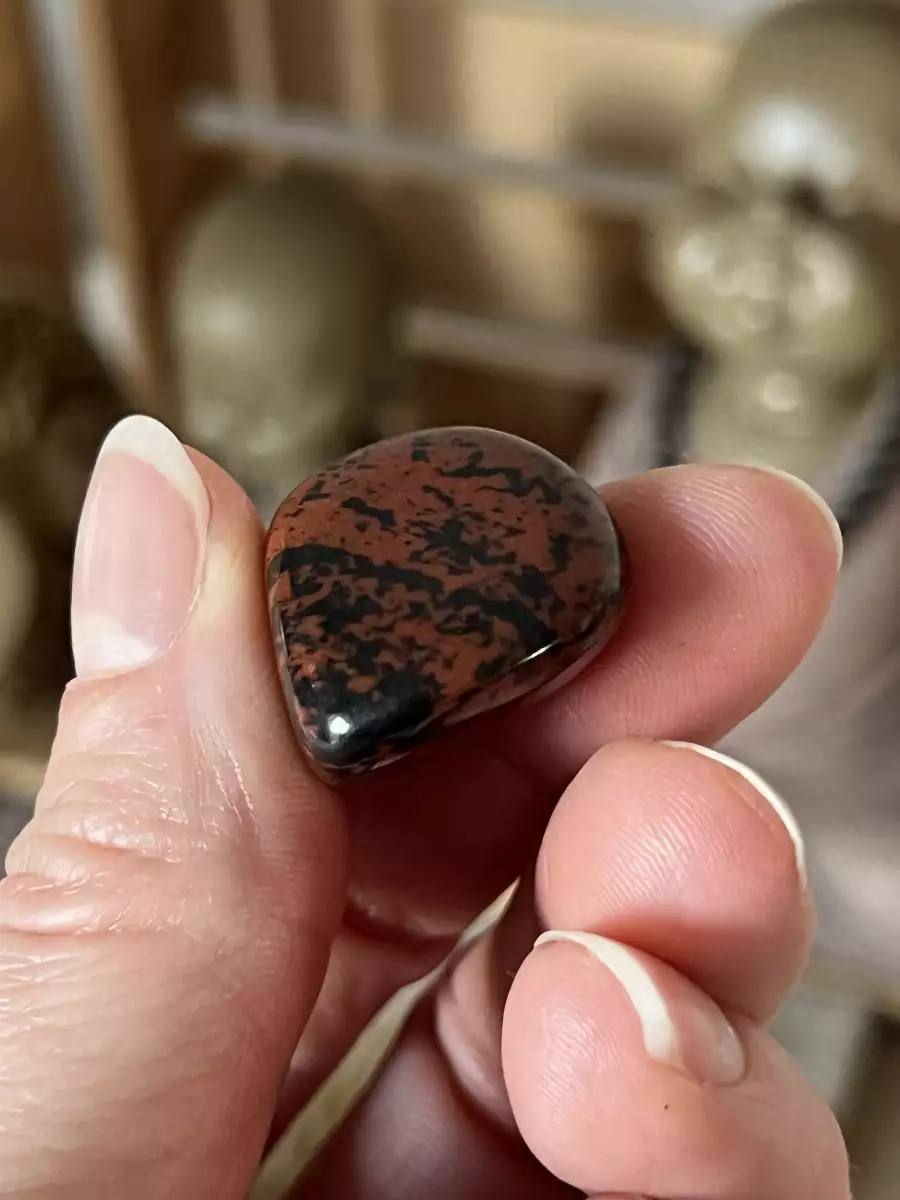 Pierre roulée en obsidienne acajou