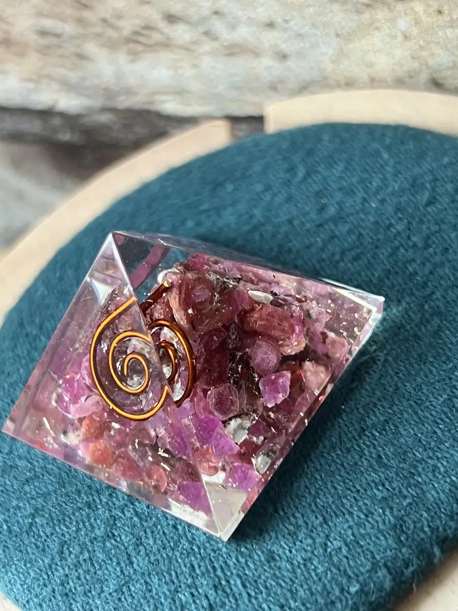 Baby Pyramide orgone tourmaline rose