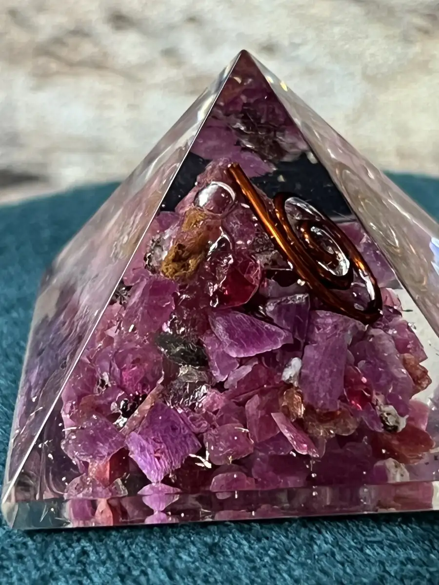 Baby Pyramide orgone tourmaline rose