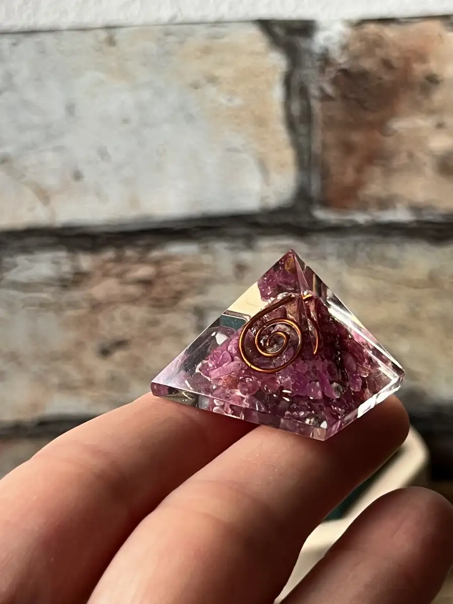 Baby Pyramide orgone tourmaline rose