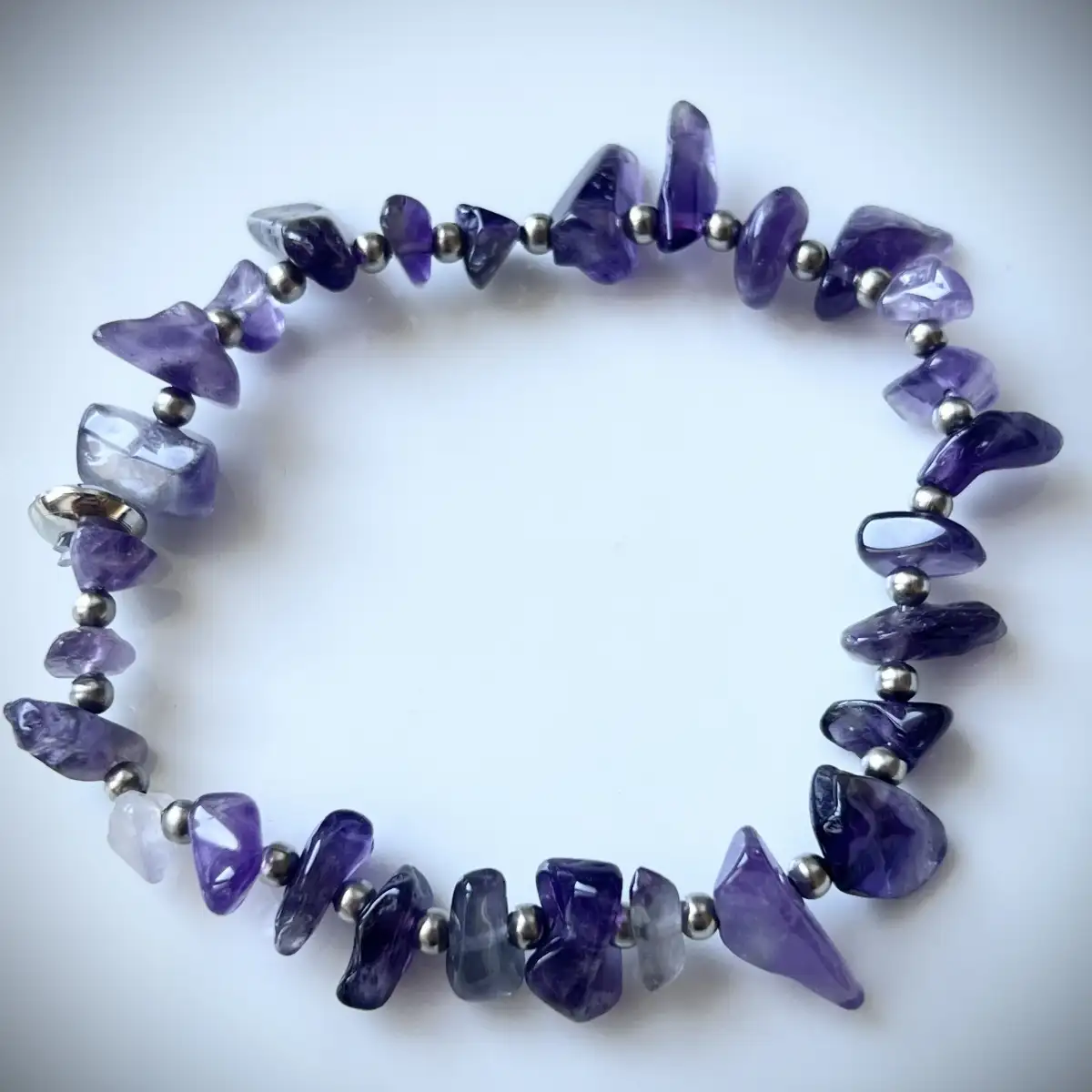Bracelet en Améthyste – Perles Chips & Séparateurs Inox