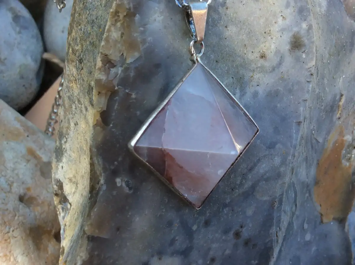 Pendentif Pyramide – Quartz Fraise