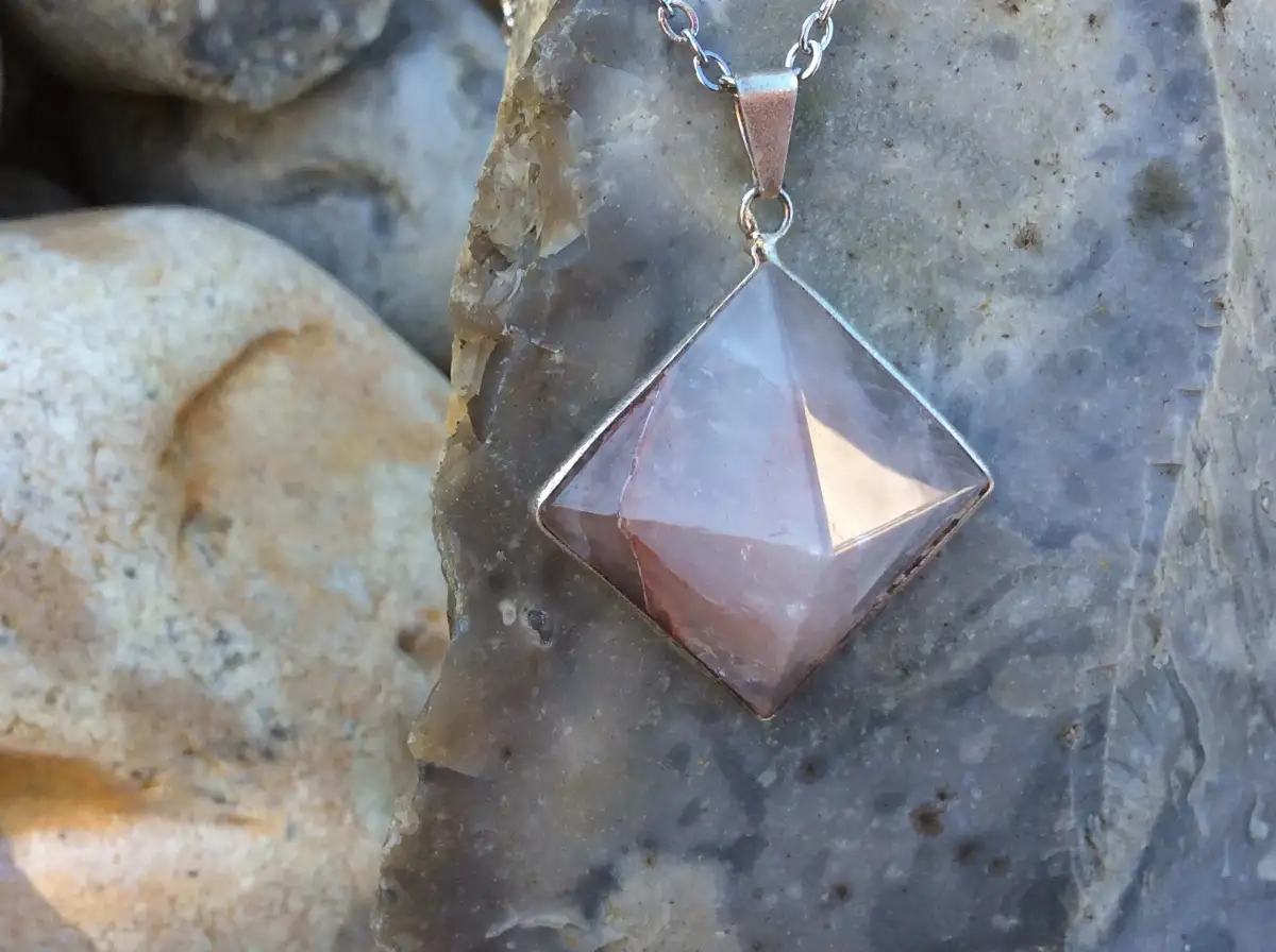 Pendentif Pyramide – Quartz Fraise