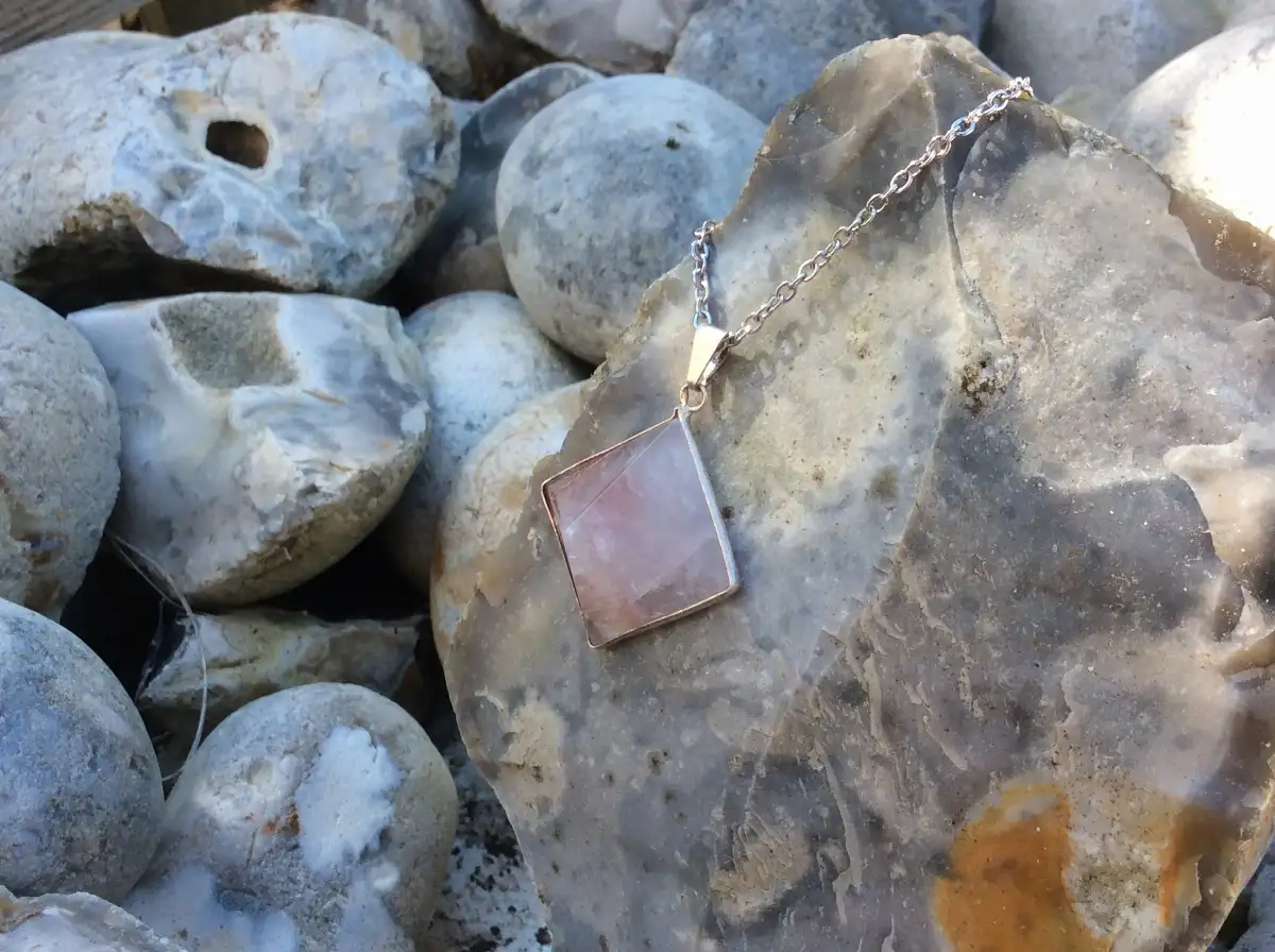 Pendentif Pyramide – Quartz Fraise