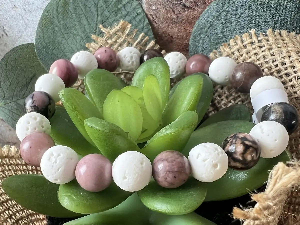 Bracelet en pierre de lave blanche et rhodonite
