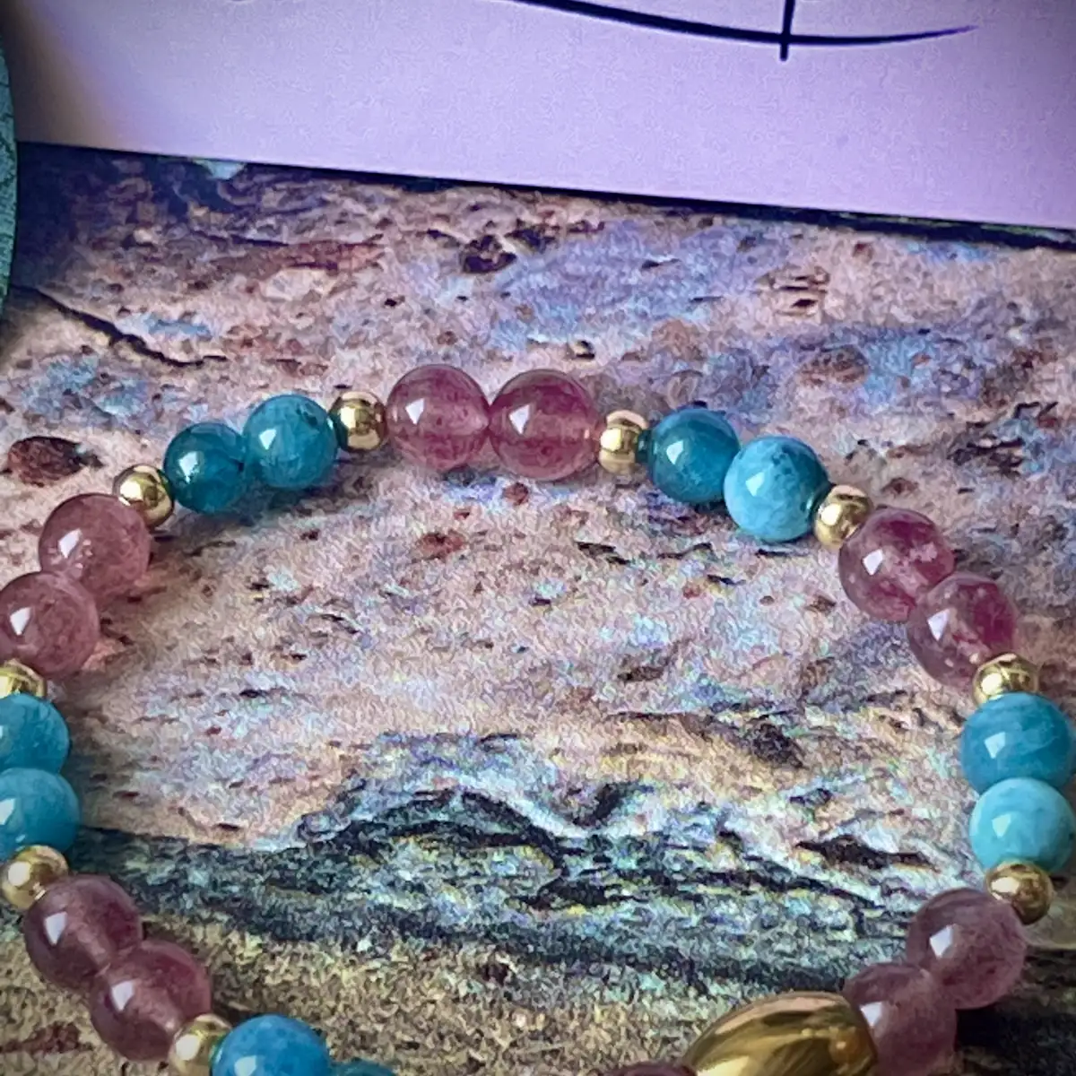 Bracelet en quartz fraise, apatite bleue