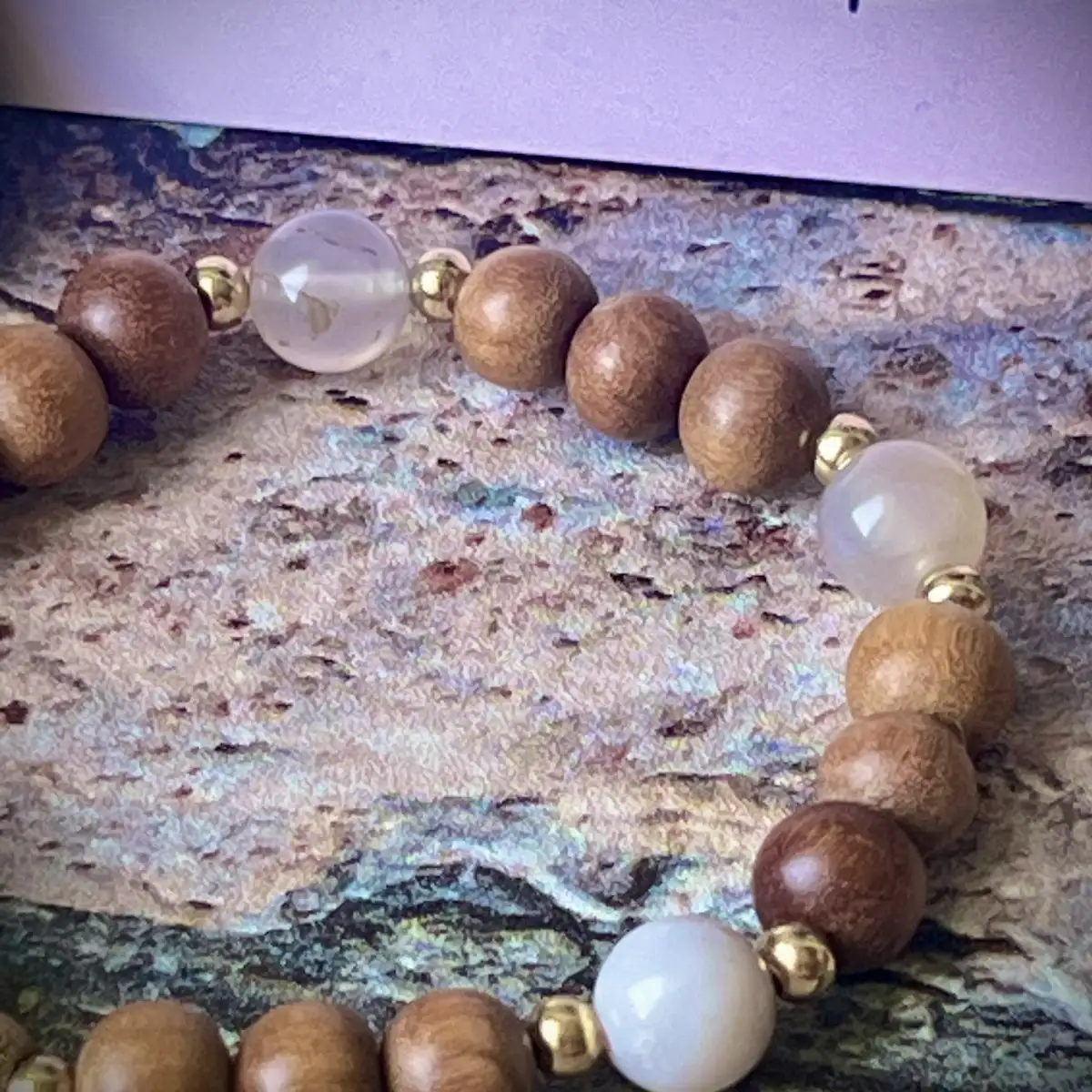 Bracelet en bois de santal, agate fleur