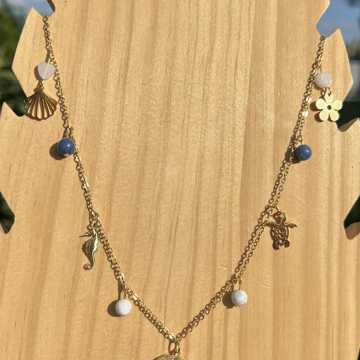 Collier "Équilibre et Harmonie" – Howlite, Cordiérite, Jade Blanc et Dumortierite