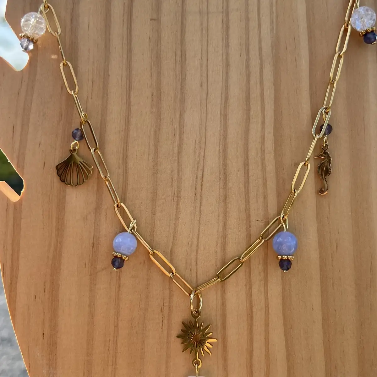 Collier "Clarté et Douceur Intérieure" – Calcédoine, Jade Blanc, Cordiérite et Cristal de Roche Craquelé