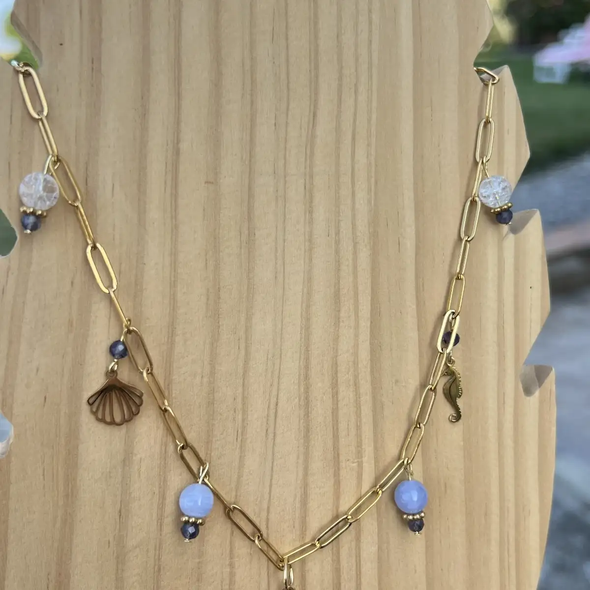 Collier "Clarté et Douceur Intérieure" – Calcédoine, Jade Blanc, Cordiérite et Cristal de Roche Craquelé