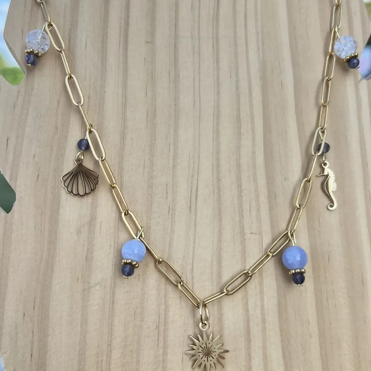 Collier "Clarté et Douceur Intérieure" – Calcédoine, Jade Blanc, Cordiérite et Cristal de Roche Craquelé
