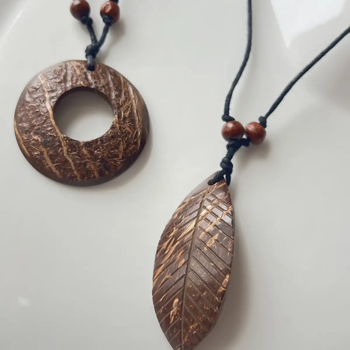 Pendentif en écorce de noix de coco