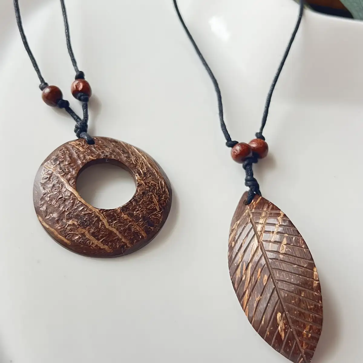 Pendentif en écorce de noix de coco