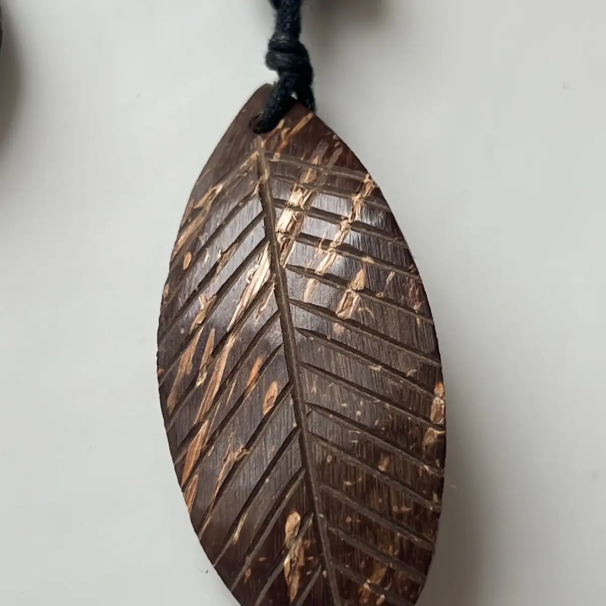 Pendentif en écorce de noix de coco