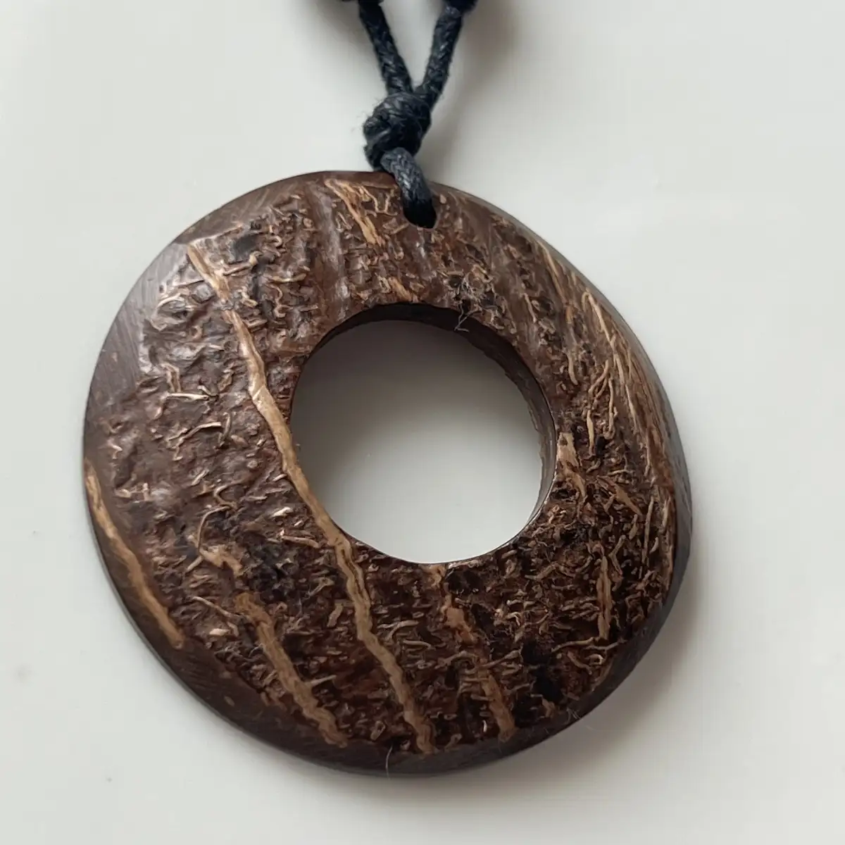 Pendentif en écorce de noix de coco