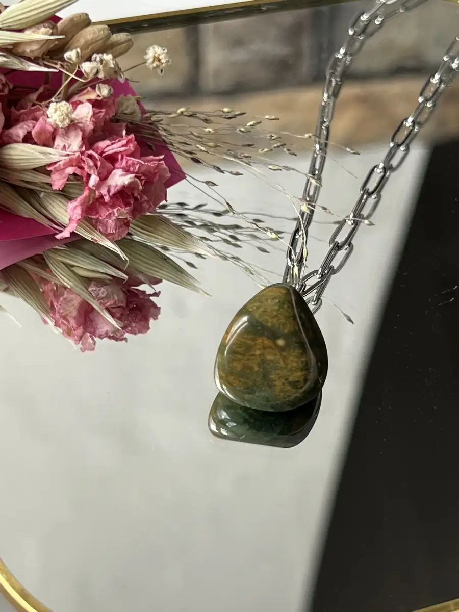 Pendentif en Rhyolite – Chaîne acier inoxydable