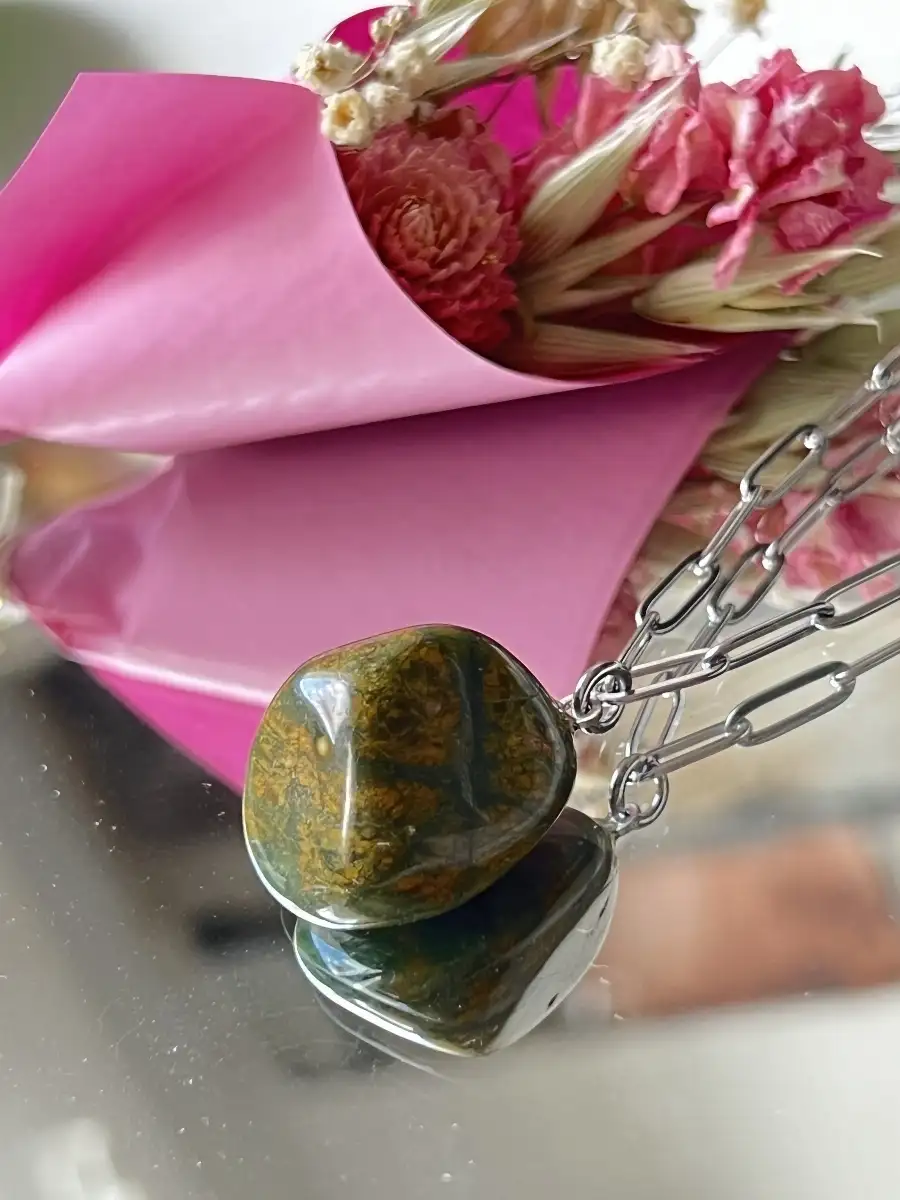 Pendentif en Rhyolite – Chaîne acier inoxydable