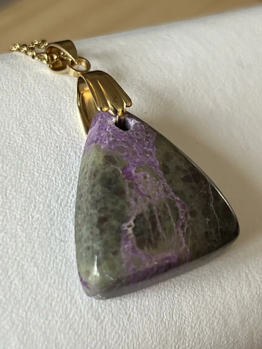 Pendentif en Purpurite