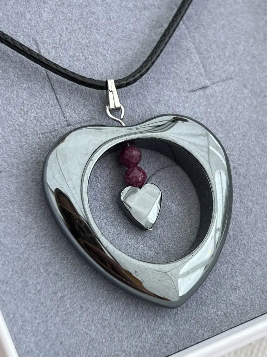 Pendentif coeur hématite et rubis