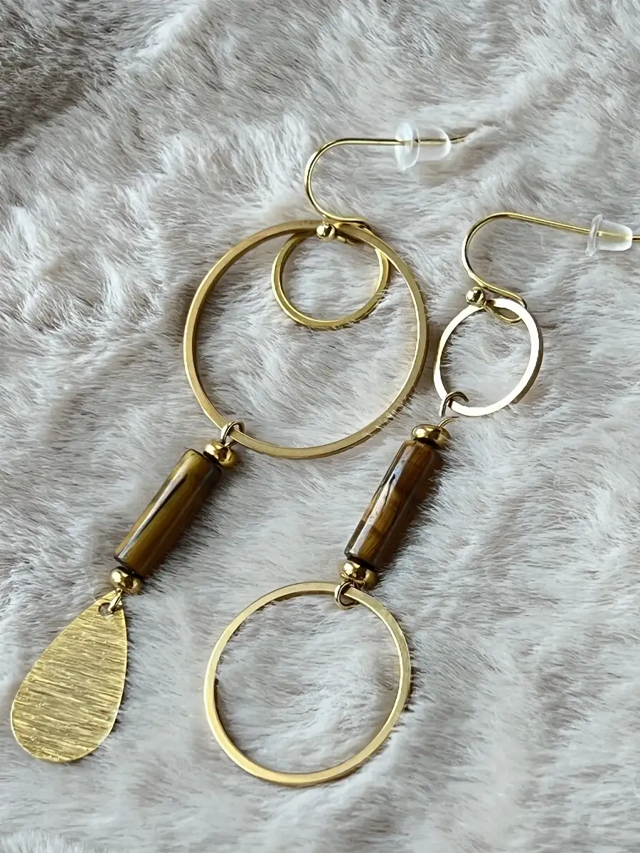 Boucles d’oreilles dépareillées en Œil de Tigre