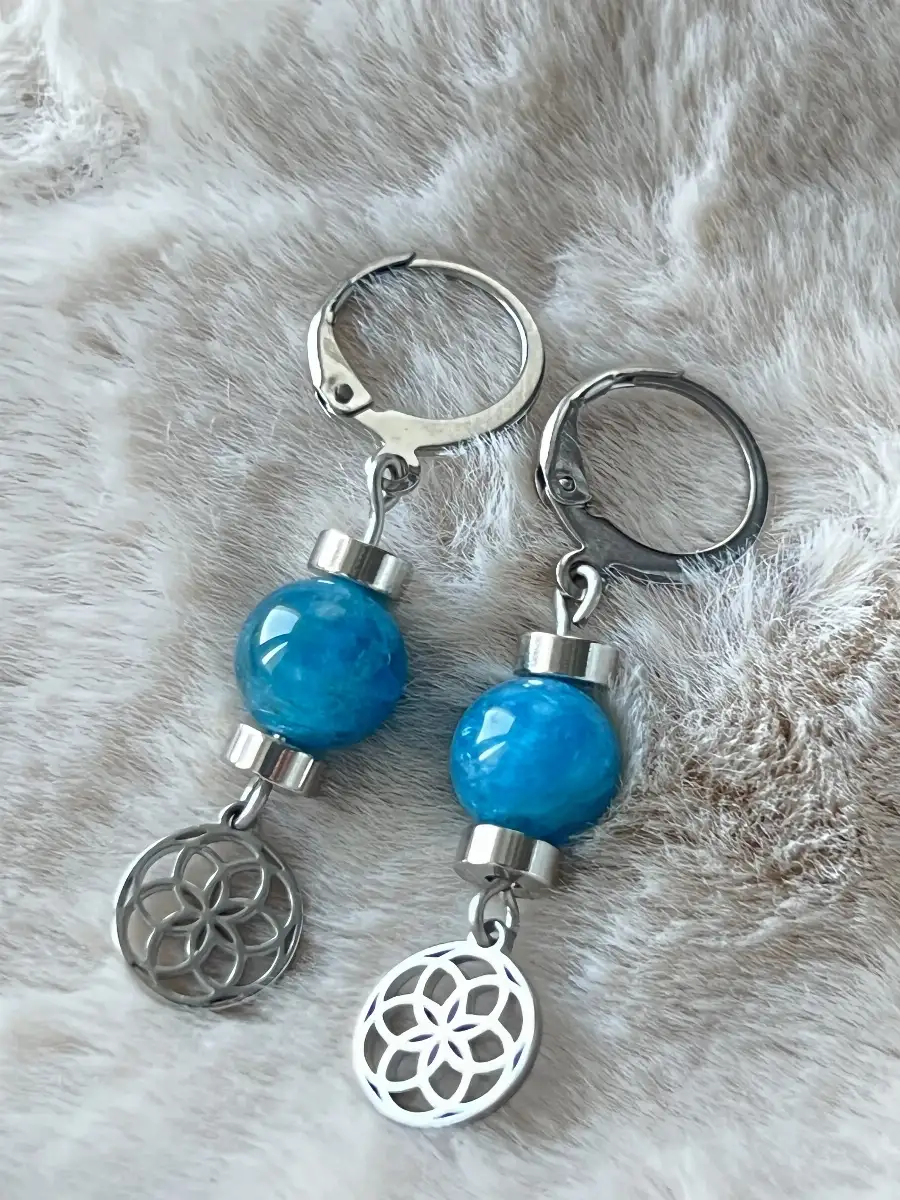 Boucles d’oreilles en Apatite Bleue – Perles 6 mm