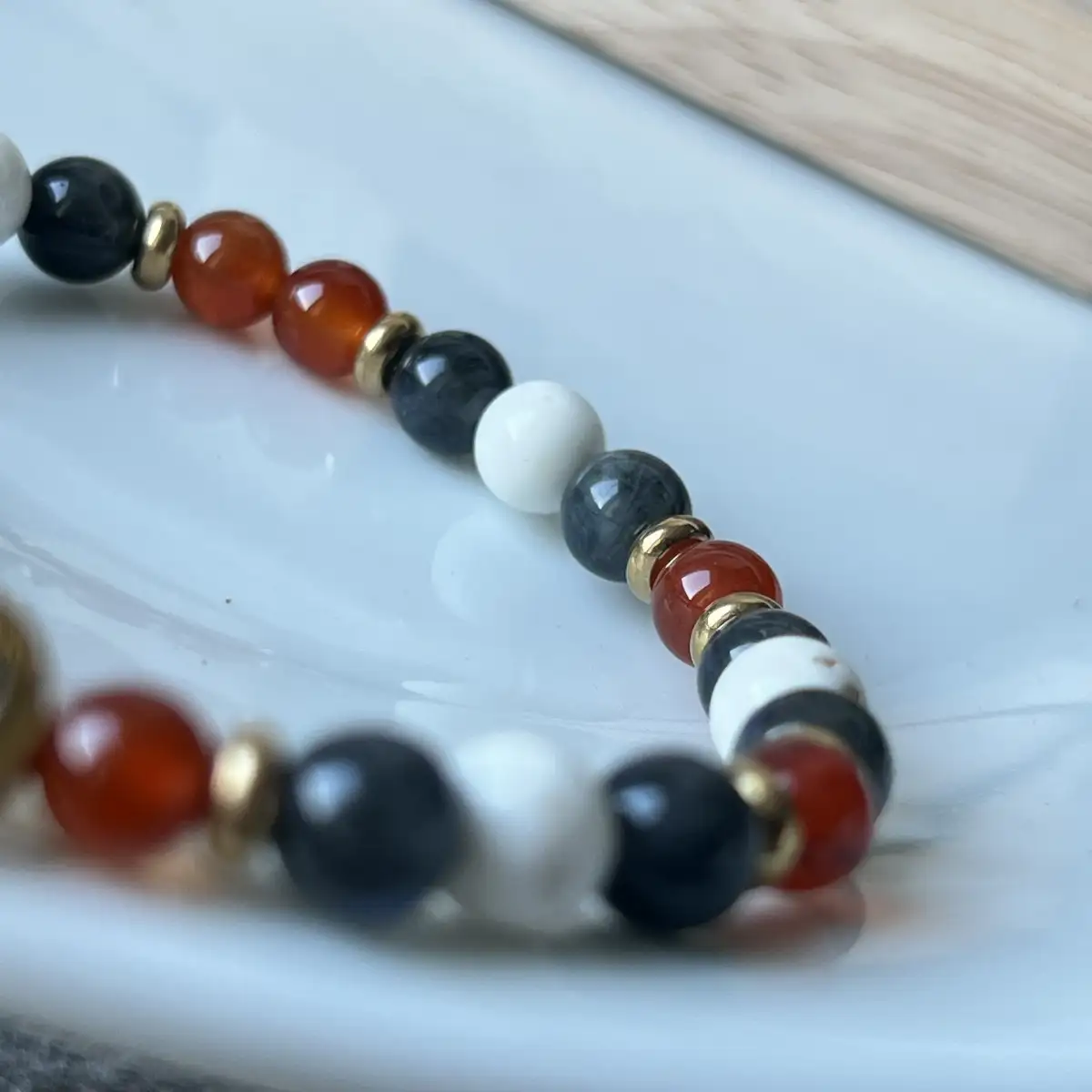 Bracelet Vierge – Cornaline, Pierre de Lune Noire & Magnésite